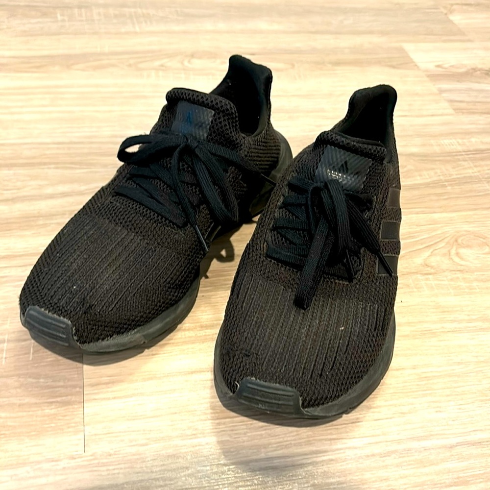 Adidas Swift Run (black)